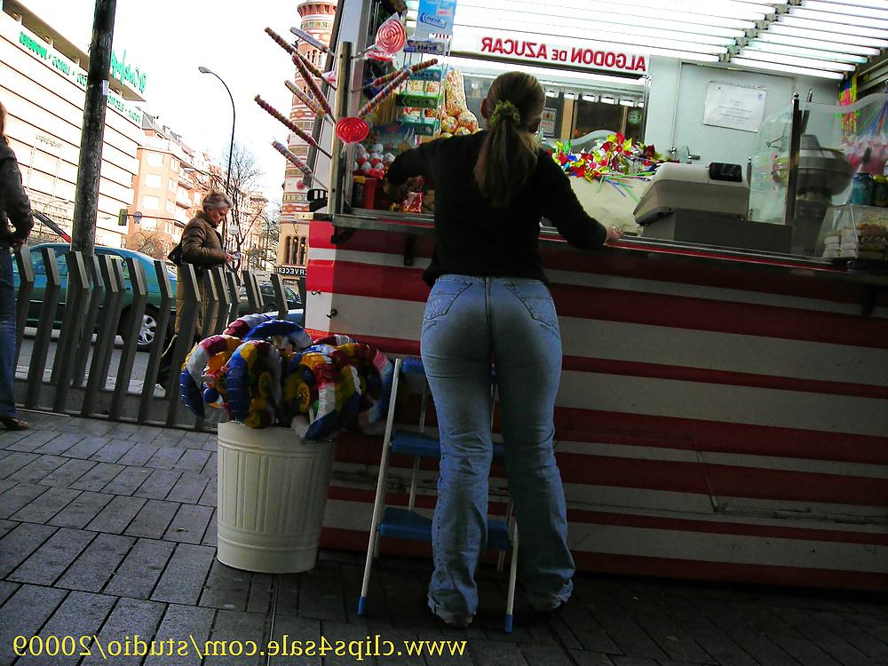 25P Candid so sexy ass in tight jeans