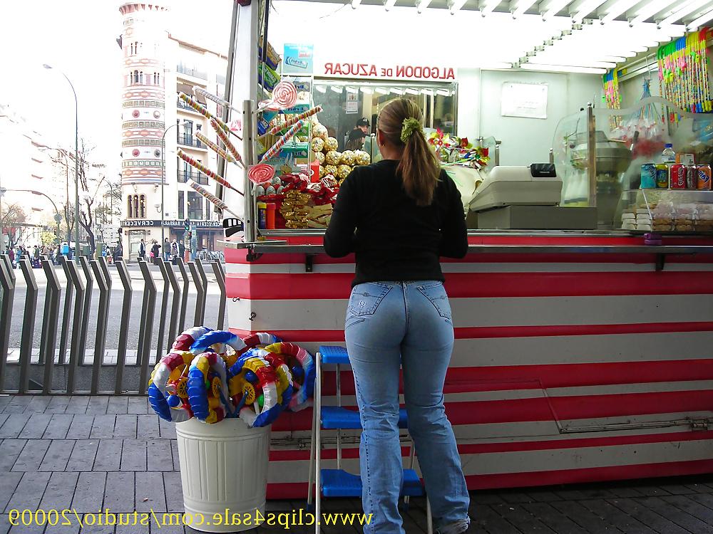 25P Candid so sexy ass in tight jeans