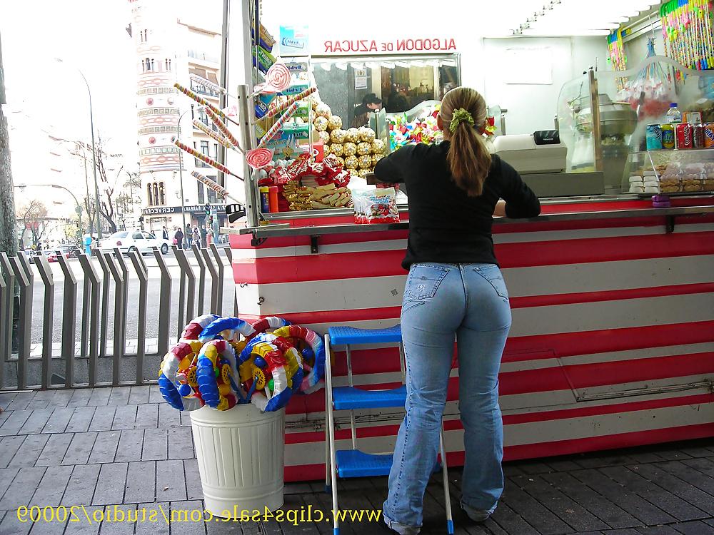25P Candid so sexy ass in tight jeans