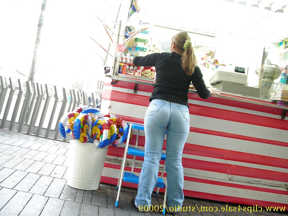 25P Candid so sexy ass in tight jeans