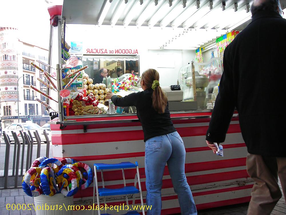 25P Candid so sexy ass in tight jeans