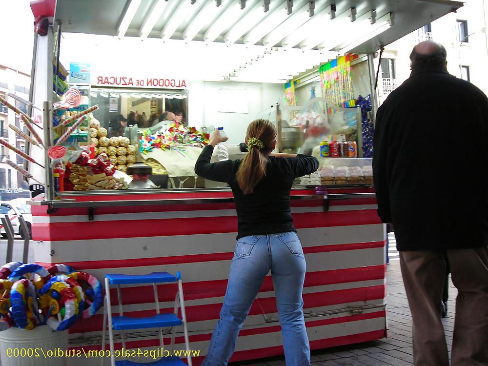 25P Candid so sexy ass in tight jeans