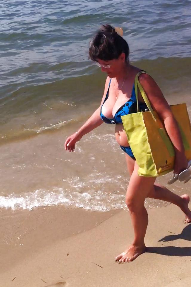 6P Candid Huge Hanging Tits Mom