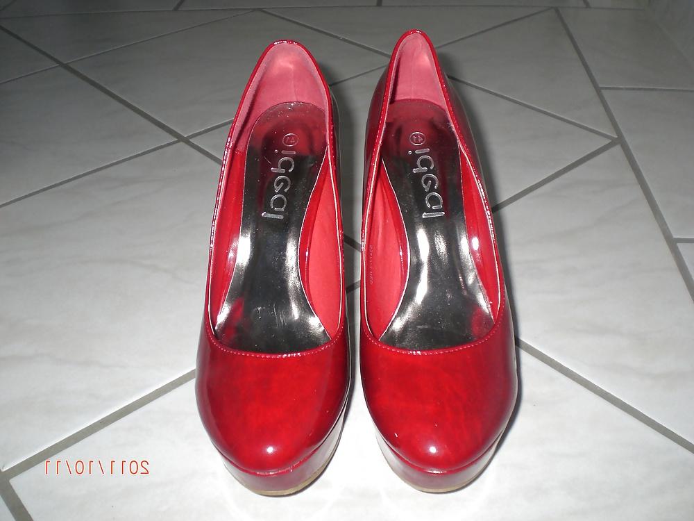 4P Cumshot over her red High Heels