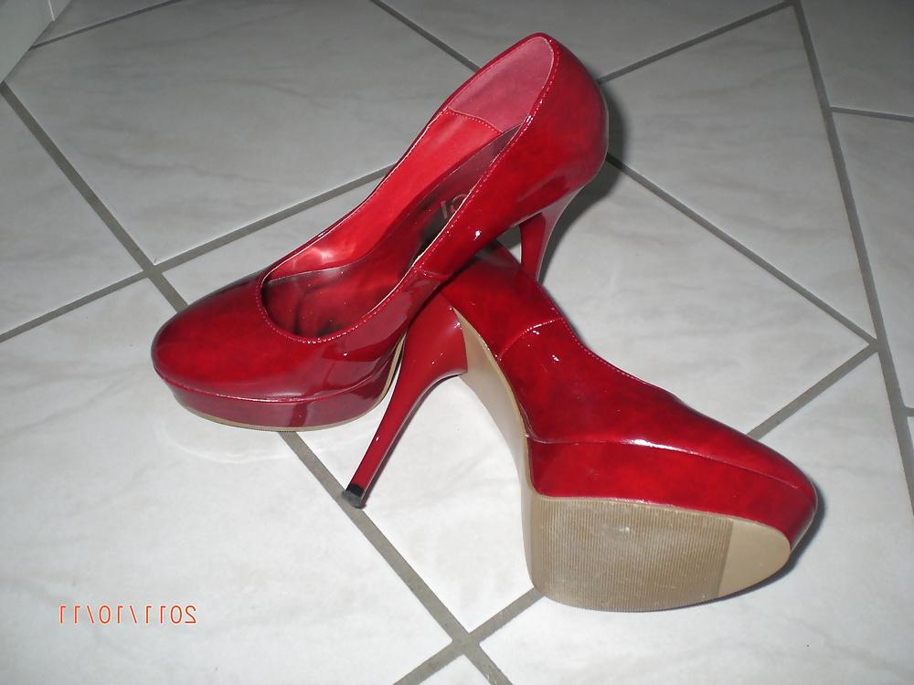 4P Cumshot over her red High Heels