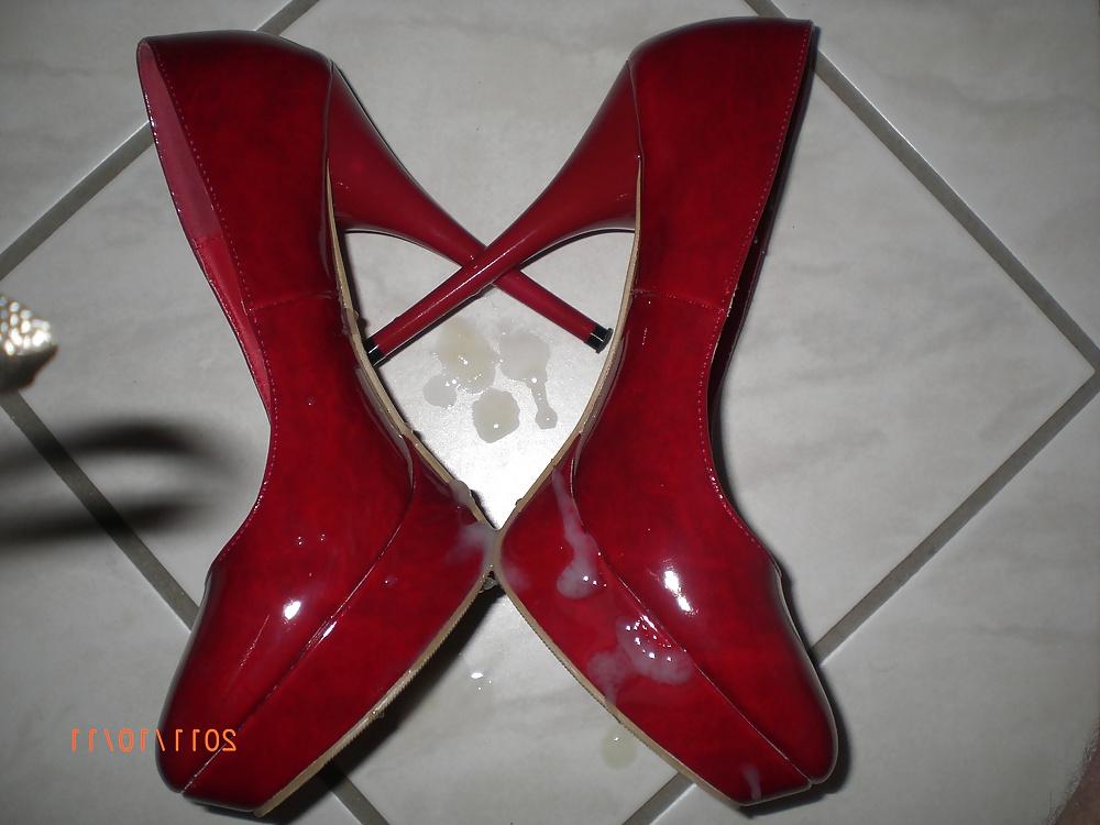 4P Cumshot over her red High Heels
