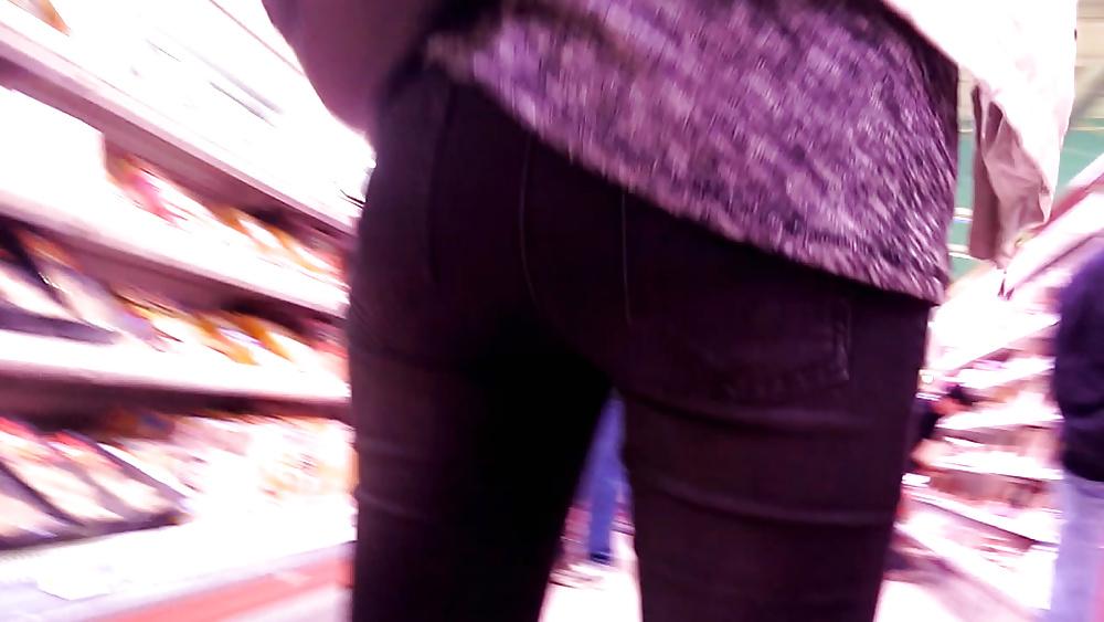 10P Comme d ahb  des culs au supermarche  butts at the shop