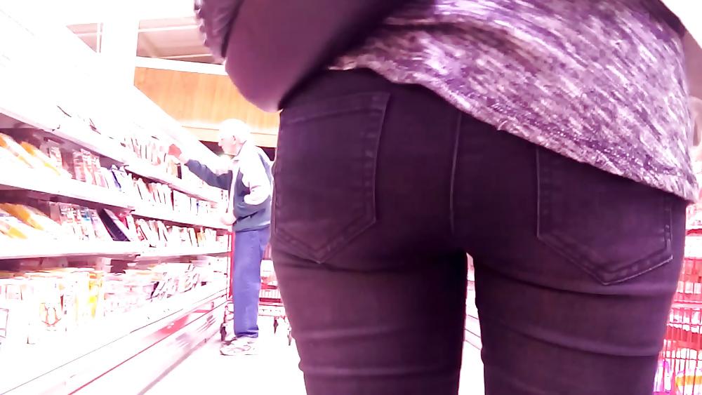 10P Comme d ahb  des culs au supermarche  butts at the shop