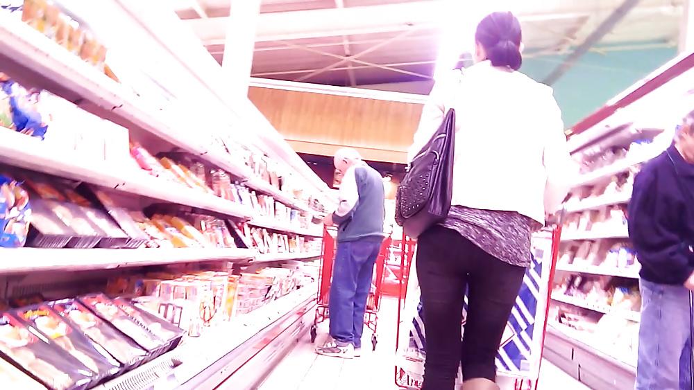 10P Comme d ahb  des culs au supermarche  butts at the shop