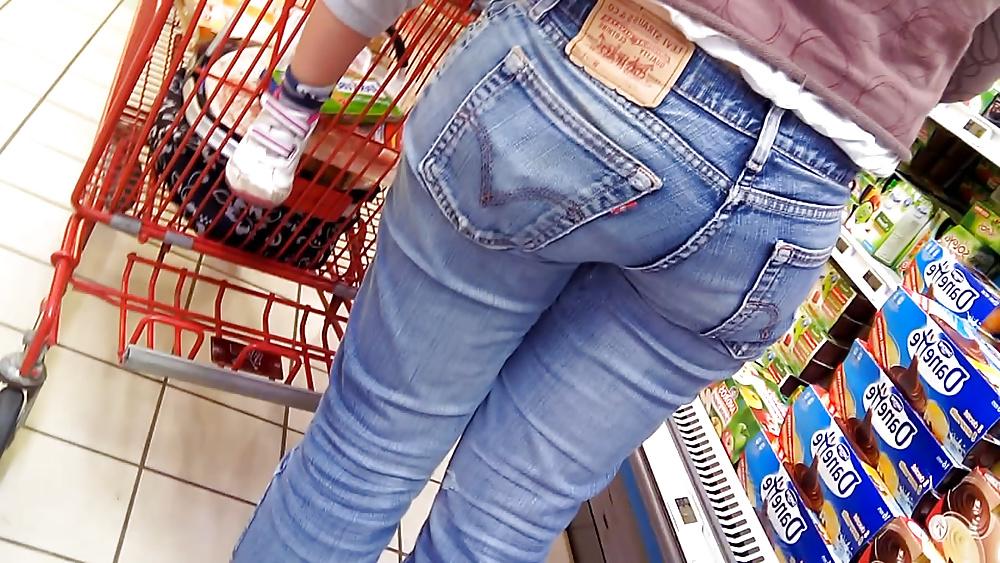 10P Comme d ahb  des culs au supermarche  butts at the shop