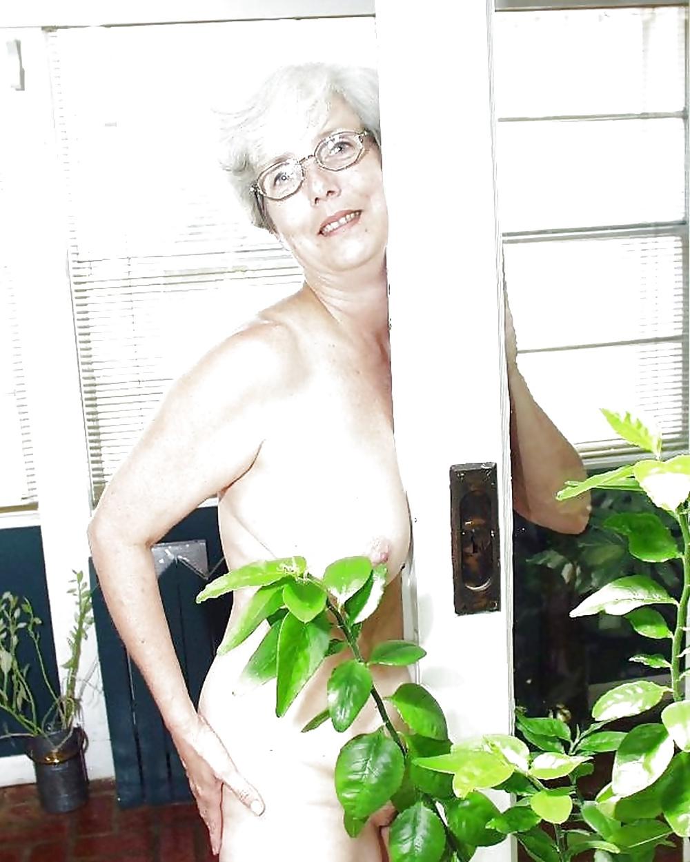 25P Found more of this sex cougar