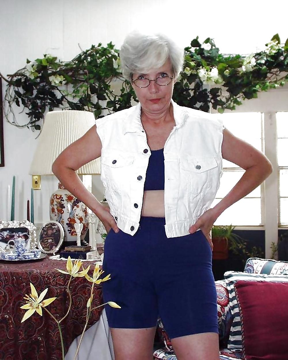 25P Found more of this sex cougar