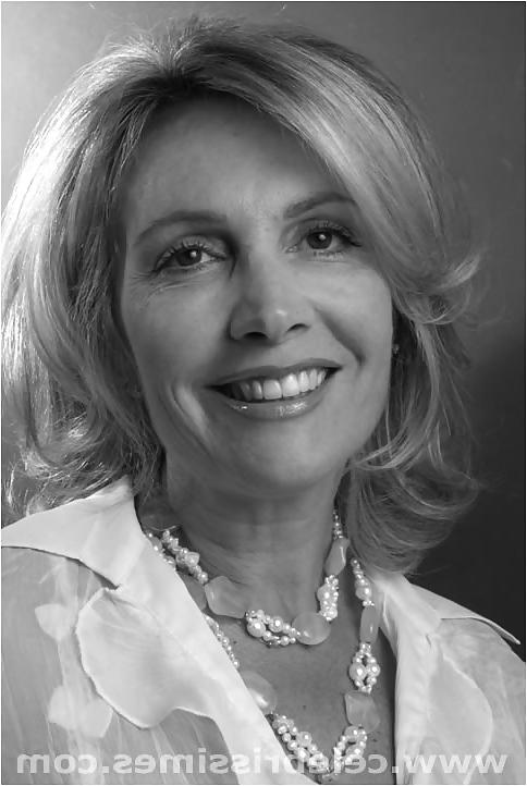 25P Une cougar presentatrice TV
