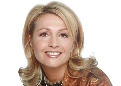 25P Une cougar presentatrice TV