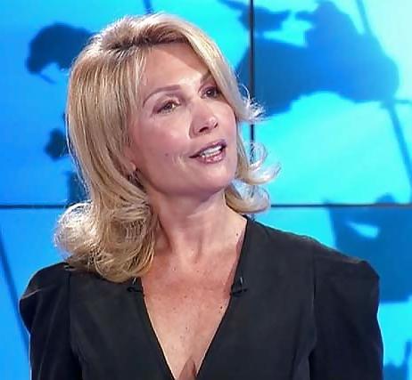 25P Une cougar presentatrice TV