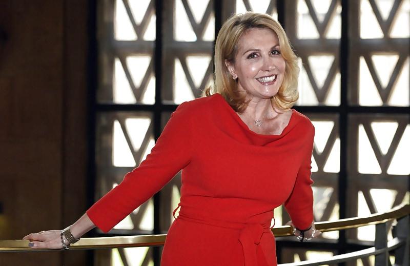 25P Une cougar presentatrice TV