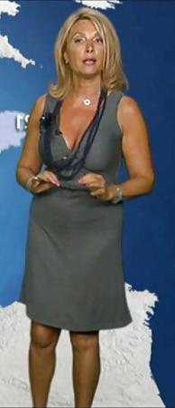 25P Une cougar presentatrice TV