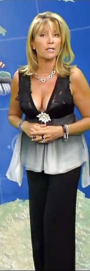 25P Une cougar presentatrice TV