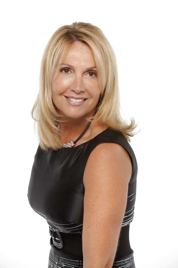 25P Une cougar presentatrice TV
