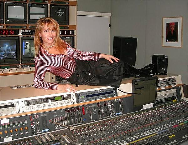 25P Une cougar presentatrice TV