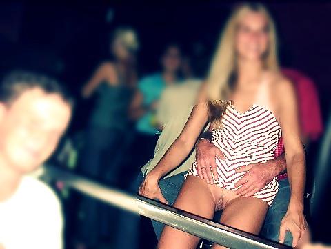 25P UPSKIRT THONG 