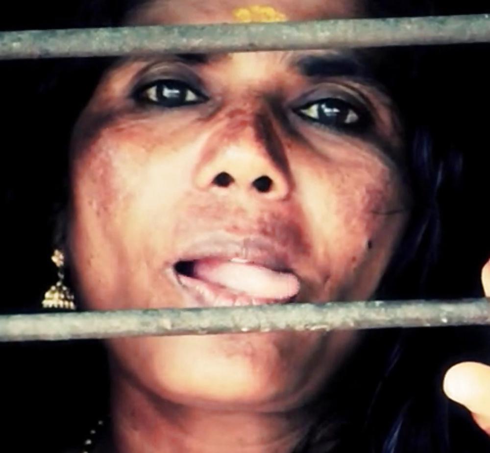 4P Indian MILf wants white men's cum all over her face !!!