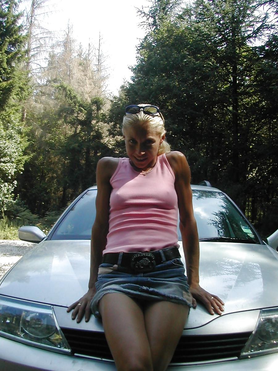 25P Skinny milf plays around