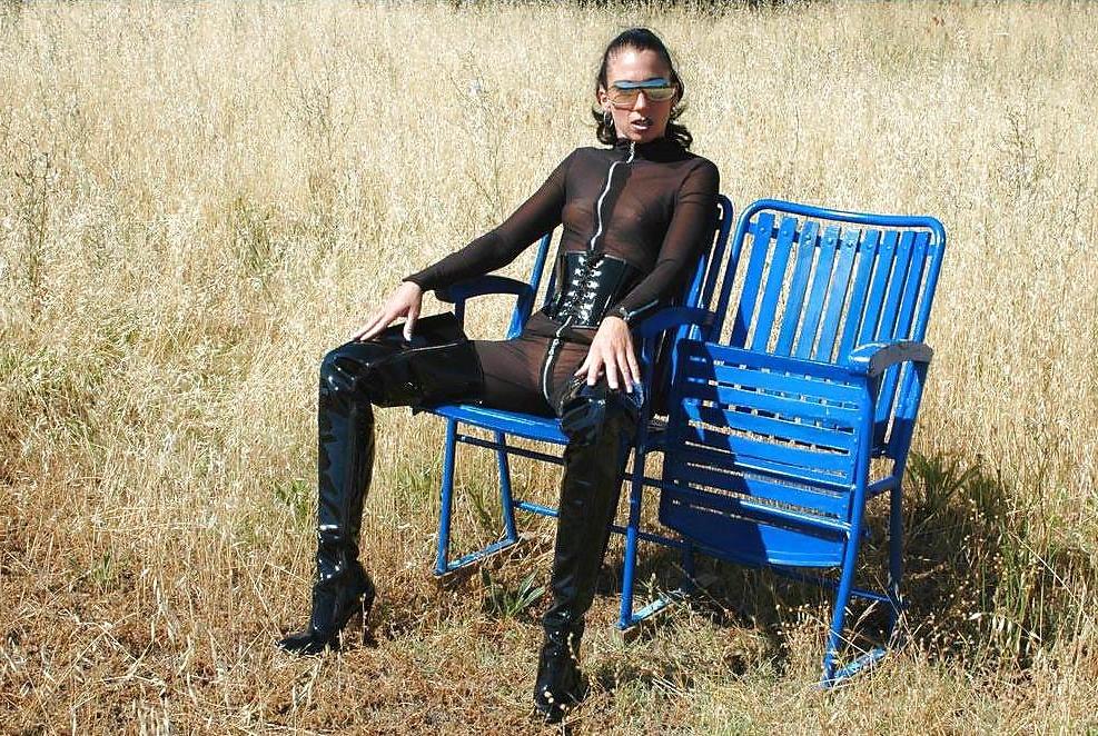 12P Boot fetish on Country site