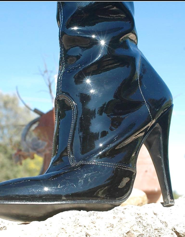 12P Boot fetish on Country site