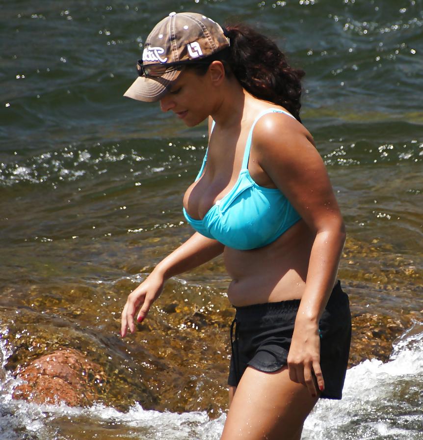 4P Candid Huge Cleavage at Lake