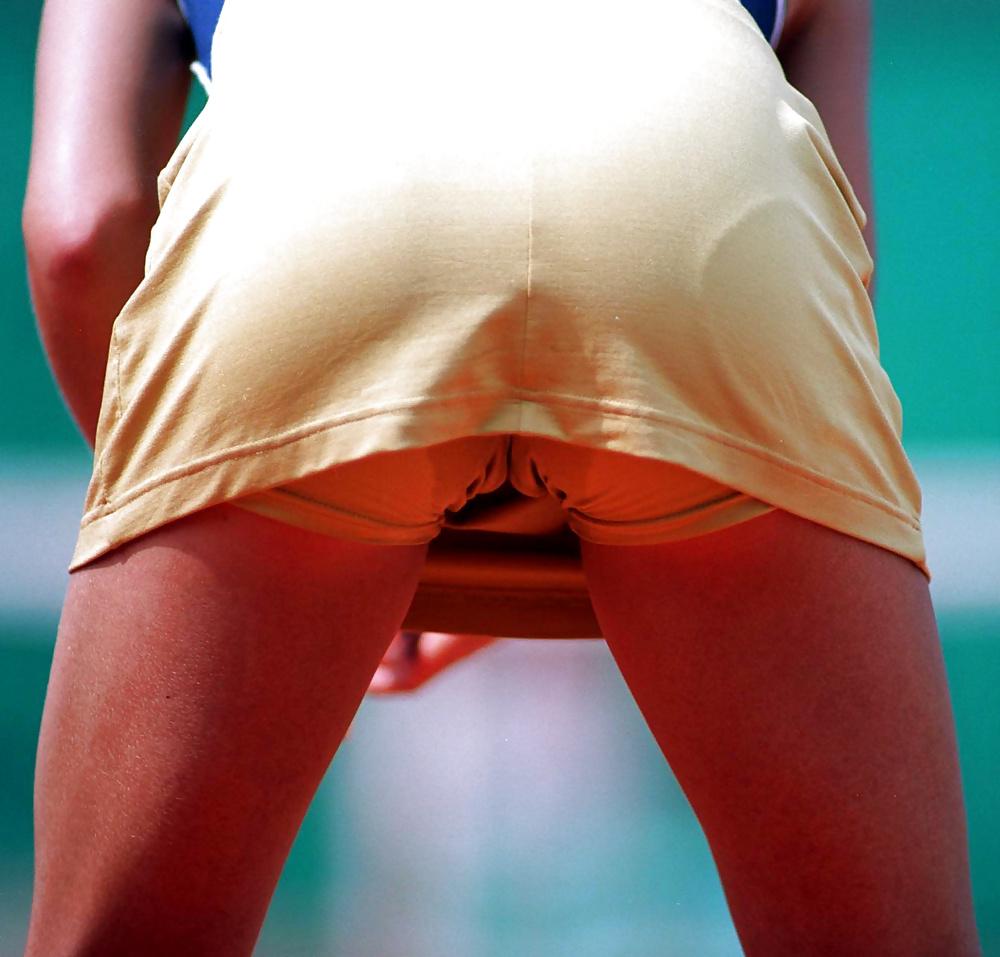 25P Sports Cameltoe And Asses