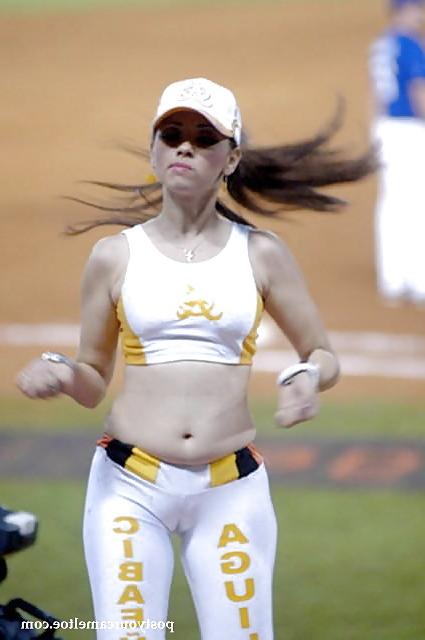 25P Sports Cameltoe And Asses