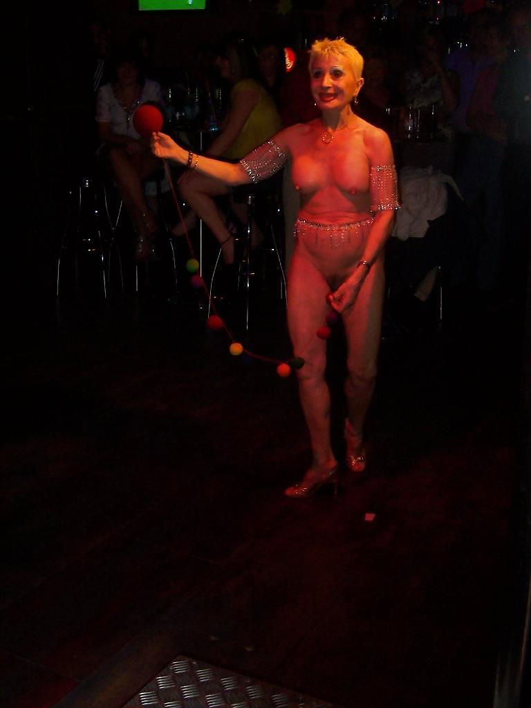 25P MATURE AND GRANNY SHOW THEIR BITS