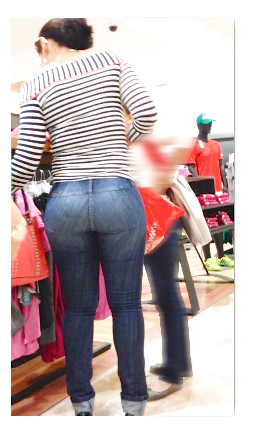 22P MILF Culona en tienda