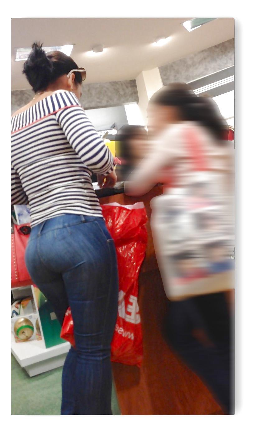 22P MILF Culona en tienda
