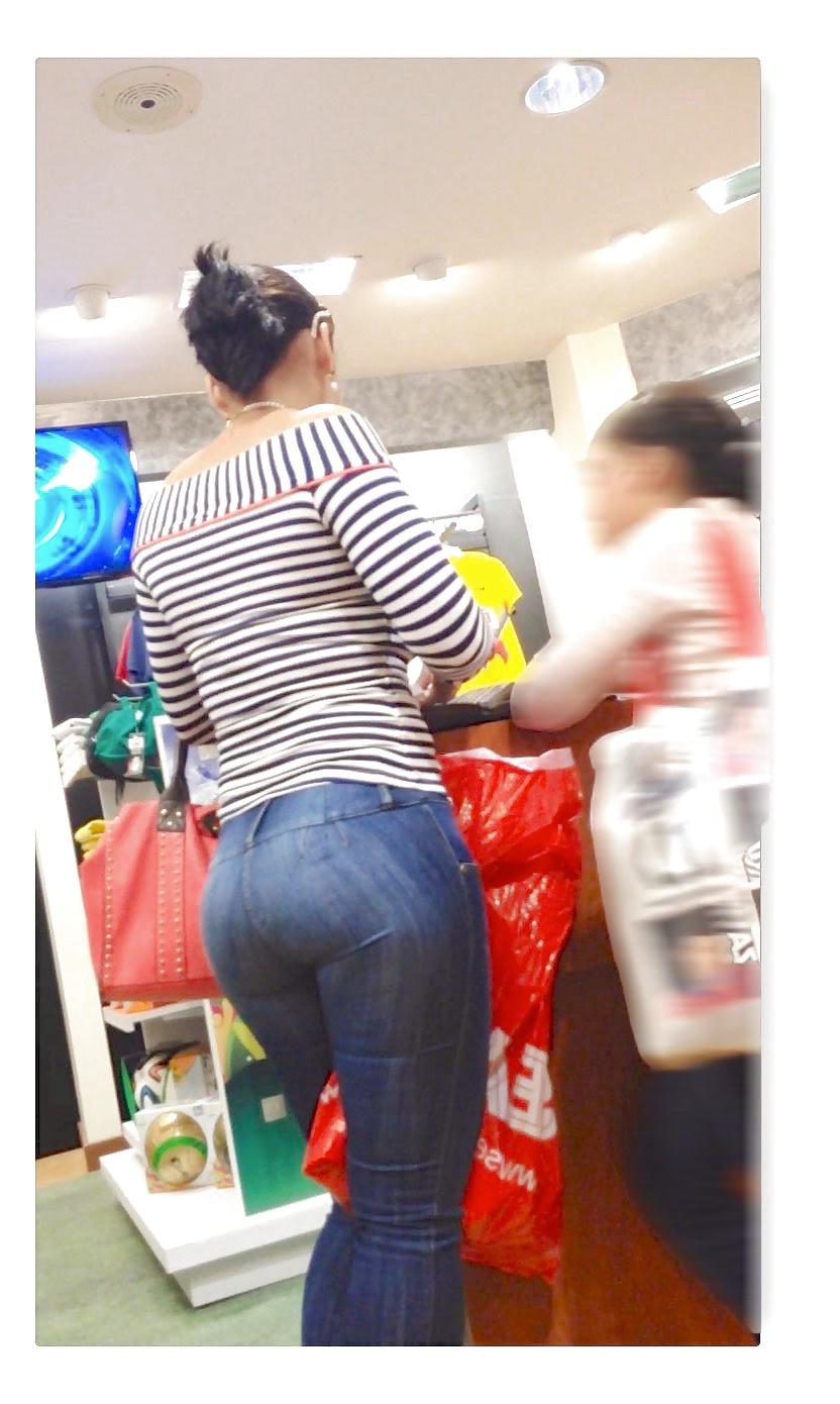 22P MILF Culona en tienda