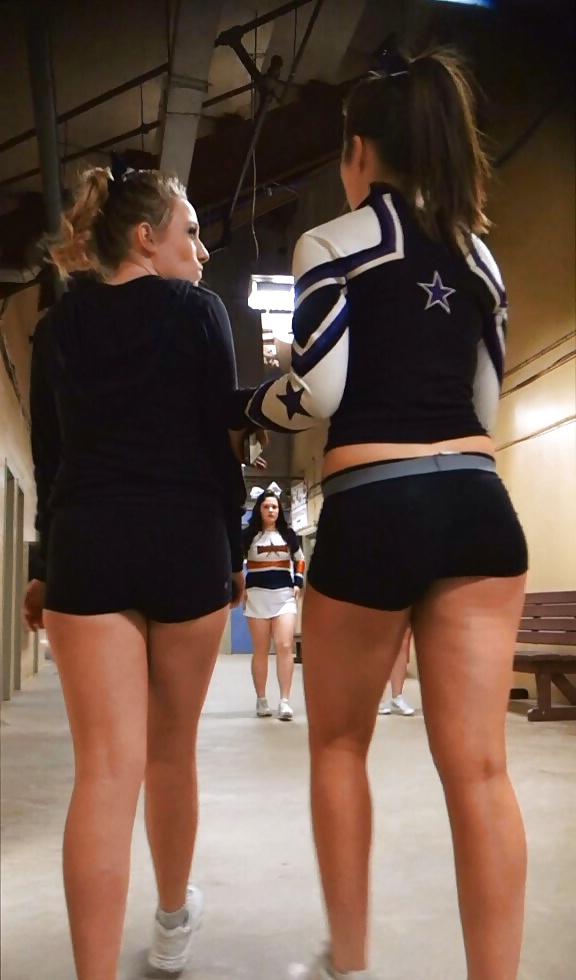 8P Offener Cheerleader-Teenager-Arsch