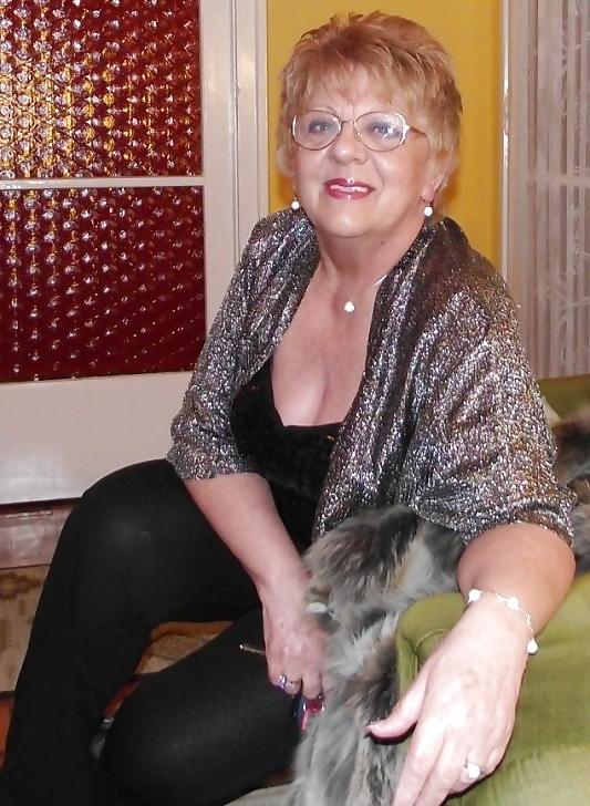 25P MATURE AND GRANNY SHOW THEIR BITS 3