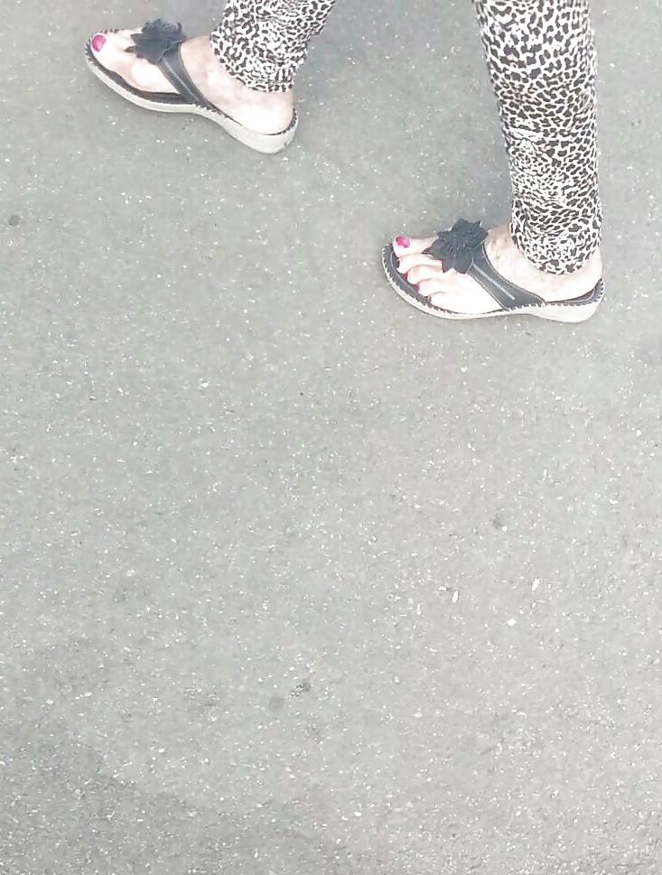 25P Spy sexy toenails and legs old + young romanian