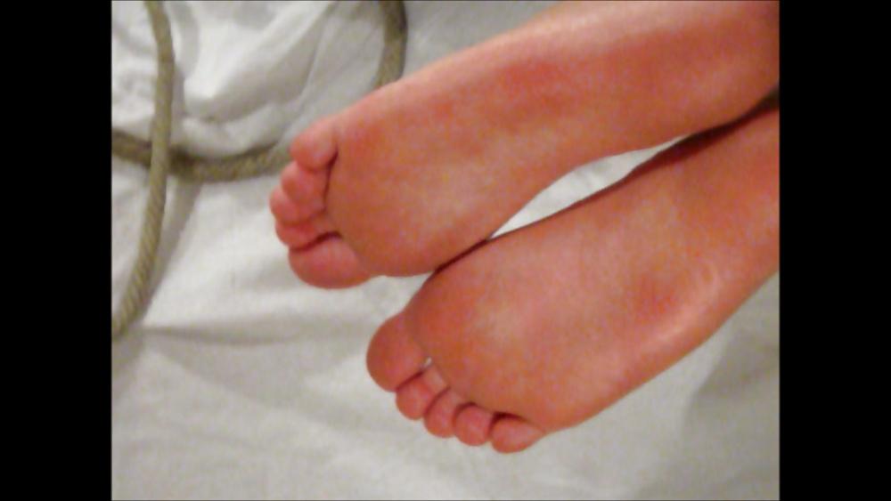 21P BARE FEET CANING