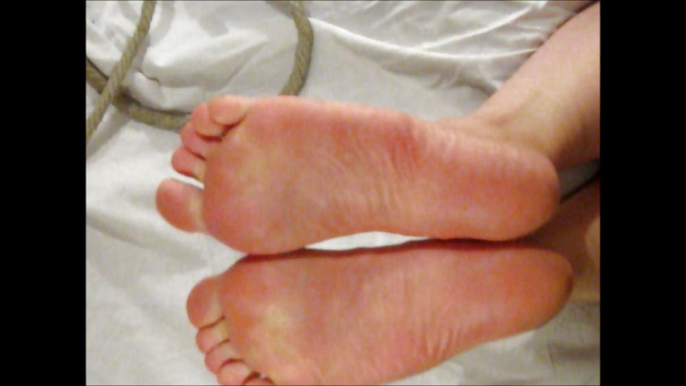 21P BARE FEET CANING