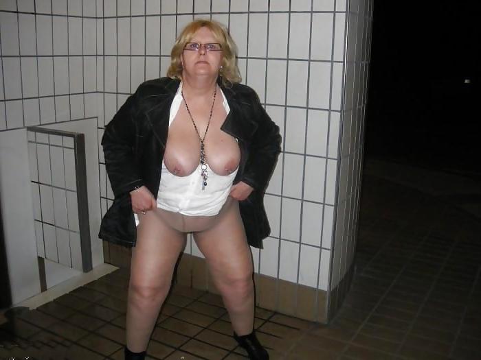 25P She Loves To Show Off Everywhere