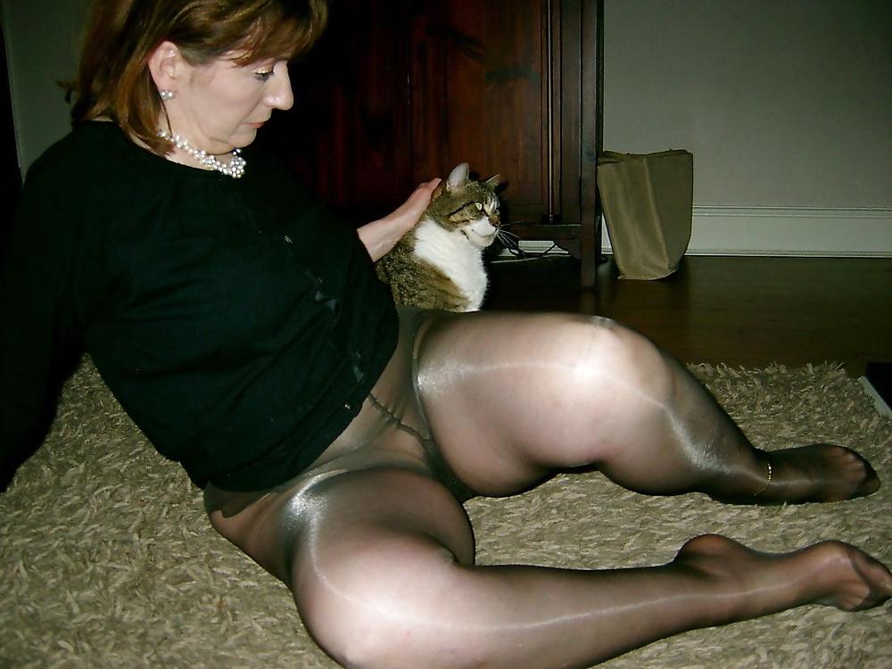 25P The Pantyhose Between Her Legs
