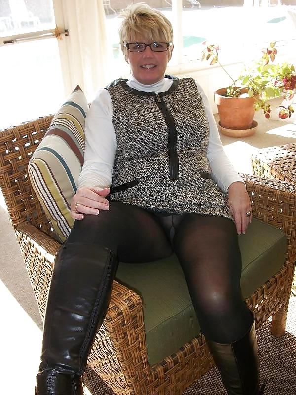 25P The Pantyhose Between Her Legs