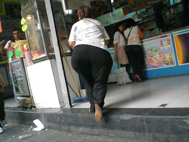25P Mature pears candids