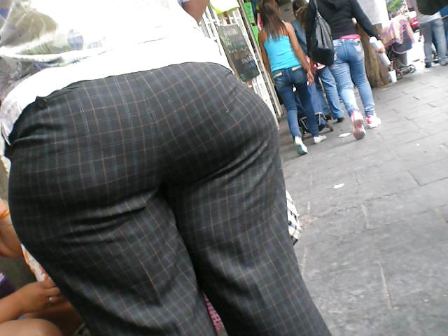 25P Mature pears candids