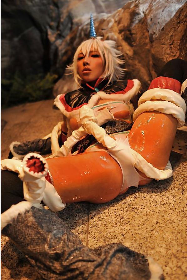 25P Monster Hunter Cosplay