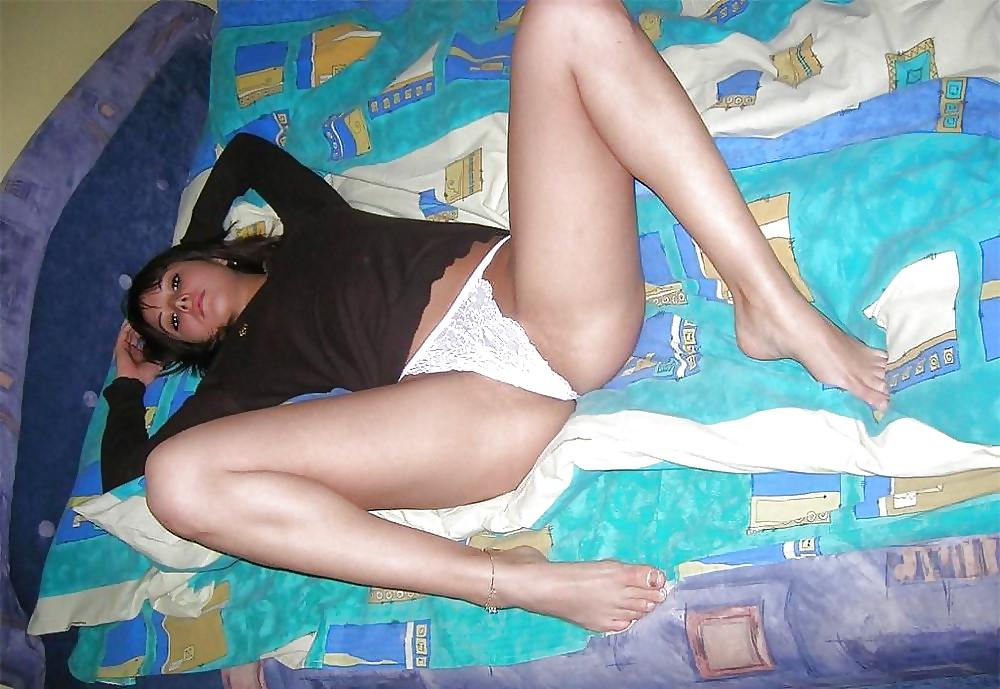 25P College Chicks in Belly Shirts and Panties!!