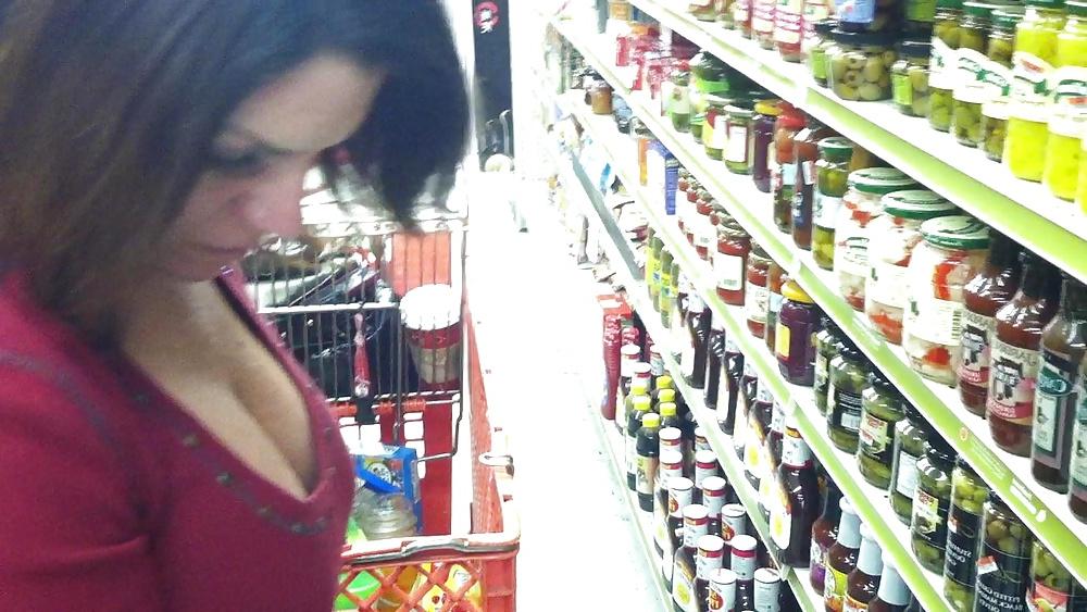 9P Candid Downblouse MILF Cleavage