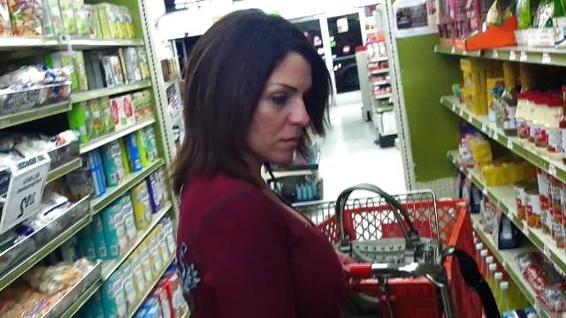 9P Candid Downblouse MILF Cleavage